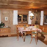 Haus Lucas Tschofen 사슈른